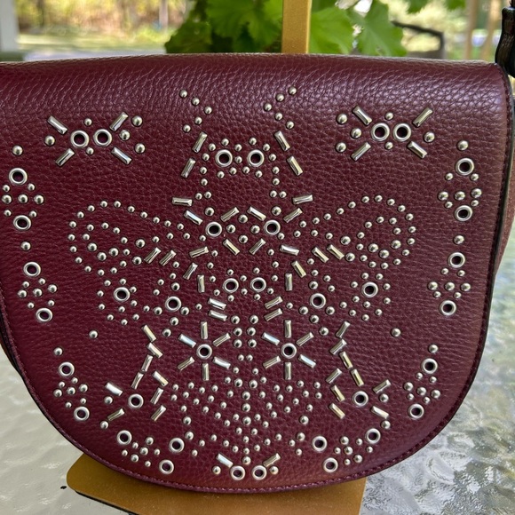 Elegant Burgundy Crossbody Bag with Intricate Design - Picture 2 of 5